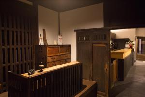 京都无限酒店的厨房配有木制橱柜和柜台。