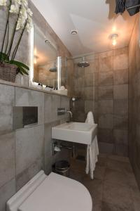 萨伦Hotel Mezzo的浴室配有白色水槽和卫生间。