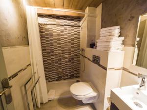 卡尔多纳El Mercadal的浴室配有卫生间、淋浴和盥洗盆。