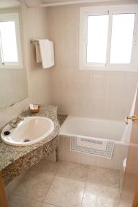 皮内达德马尔索拉伯纳酒店的白色的浴室设有水槽、浴缸和水槽。