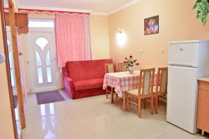 豪伊杜索博斯洛Holiday Home Rose的客厅配有桌子和红色沙发