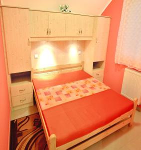 豪伊杜索博斯洛Holiday Home Rose的小房间,橱柜里设有一张床