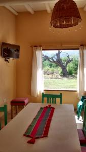 诺诺La Celina Casas de Campo的一间带桌子和窗户的用餐室