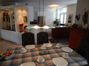 魁北克市Gite (B&B) du Vieux-Port的厨房配有带盘子和果盘的桌子