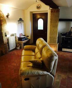 圣马力诺Residence Riccardi的客厅里设有真皮沙发,设有门