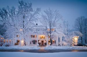 多塞特赛特住宿加早餐旅馆的白屋,有雪覆盖的树木和灯光