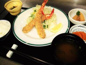 Kannami箱根美波别墅酒店的一小盘带虾、米和柠檬的食物