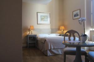 布尔日拉泽内城堡 - 公寓酒店的酒店客房配有一张床和一张桌子及椅子