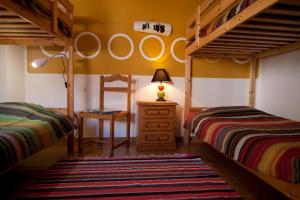奥德赛克斯Hostel Seixe的一间卧室设有两张双层床和梯子