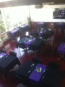 布宜诺斯艾利斯奥玛布宜诺斯艾利斯酒店的一间用餐室,配有紫色的桌子和椅子