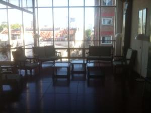 布宜诺斯艾利斯奥玛布宜诺斯艾利斯酒店的配有椅子和桌子以及大窗户的房间