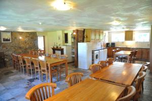 FasolFermette Erpigny的厨房以及带木桌和椅子的用餐室。