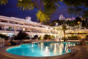 阿德耶霍维玛全景酒店的晚上在酒店前面的一个游泳池