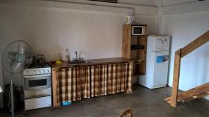 巴克罗斯Casita Vaqueros的厨房配有水槽、炉灶和冰箱