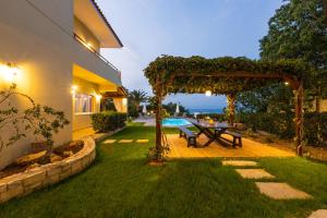 斯法卡基Malena Villa, beach retreat, By ThinkVilla的后院,在凉棚下设有野餐桌