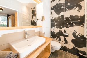弗拉绍APART Forellenhof的浴室设有白色水槽,墙上挂有世界地图