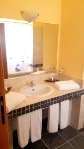 RabilRoyal Horizon Boa Vista的浴室配有盥洗盆、镜子和毛巾