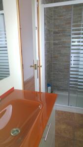 马斯诺Mediterraneo的浴室配有橙色水槽和淋浴。