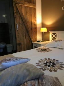 考德姆住宿加早餐 - 佩鲁切酒店的一间卧室设有一张带木墙的大床