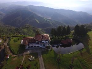 萨兰托雷塞尔瓦莫纳尔卡酒店的山中房屋的空中景观