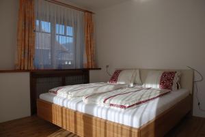 特洛普拉赫费沃瓦瑟尔斯尤尔公寓的一张位于带窗户的房间的床