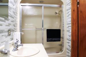 苏必利尔湖Chalet Riverain CRDS Tremblant的一间带水槽和淋浴的浴室