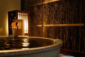 富山多美迎富山酒店的浴缸,在房间内有喷泉