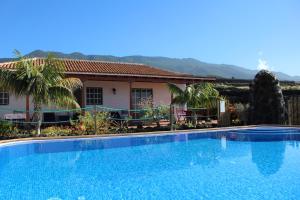 洛斯·亚诺斯·德·阿里丹马佳达乡村民宿的别墅前设有游泳池