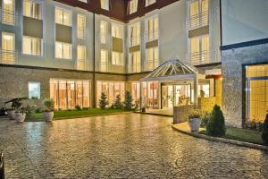 布拉索夫Hotel Citrin - Adults Only的一座建筑的空庭院