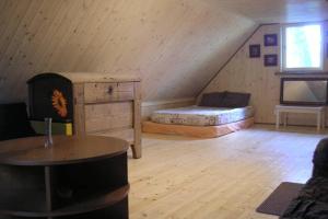 HagudiLonni Nature Eco-Accommodation的阁楼间 - 带床和桌子