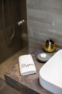 科尔申布罗赫Gasthaus Stappen的浴室厕所旁的毛巾