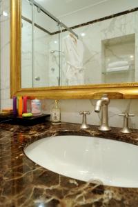 罗马杜斯别墅酒店的一间带水槽和镜子的浴室