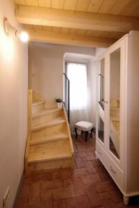 赫拉弗多纳Guest House Al Castello的楼梯间内的楼梯