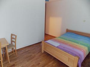 贝尔格莱德Hostel Kavala的卧室配有1张床、1张桌子和1把椅子