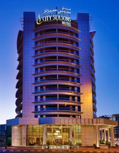 迪拜迪拜城市季节酒店的上面有标志的建筑