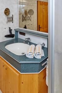 奥伯斯特多夫Alpenflair Ferienwohnungen Whg 202的一间带水槽和镜子的浴室
