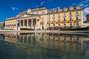 罗加斯卡斯拉提纳Grand Hotel Rogaška Premium的倒影在水库中的建筑