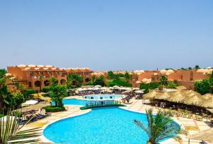 赫尔格达贾兹马卡迪绿洲度假酒店的享有带大型游泳池的度假村景致