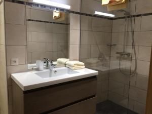 科勒维内驿站酒店的一间浴室