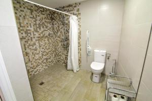 杜尔卡尔Apartamentos Turísticos La Fonda的浴室配有淋浴和卫生间。