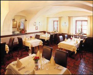 SierningLandhotel Forsthof的用餐室配有桌椅和白色的桌布