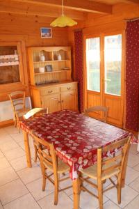 圣雷热雷梅累兹chalets de combebelle的小屋内带桌椅的用餐室