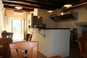 RoccamoriceLocanda della Corte的厨房配有柜台和桌椅