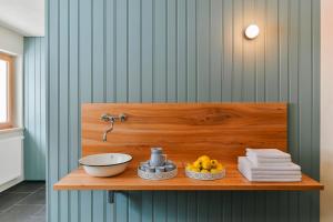 巴拉兹罗思尔宾馆的浴室设有碗和水槽的柜台