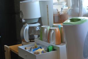 MġarrSecco's Seaview Accommodation的厨房配有咖啡壶和搅拌机