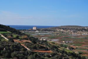 MġarrSecco's Seaview Accommodation的城市的背景海景