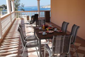 伊穆尼Olive House的海景阳台上的桌椅