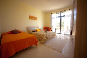 MġarrSecco's Seaview Accommodation的一间卧室设有两张床和窗户。