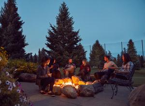 白鱼镇格罗斯山旅馆的一群人坐在公园的火堆旁