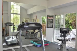圣路易斯-奥比斯保Hotel Buena Vista - San Luis Obispo的健身房设有跑步机和椭圆机